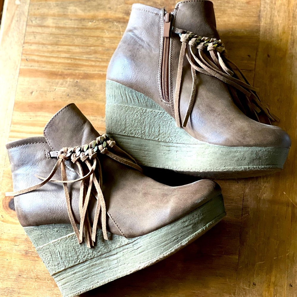 Fun wedges with a western flare. Only worn 2. Like new.